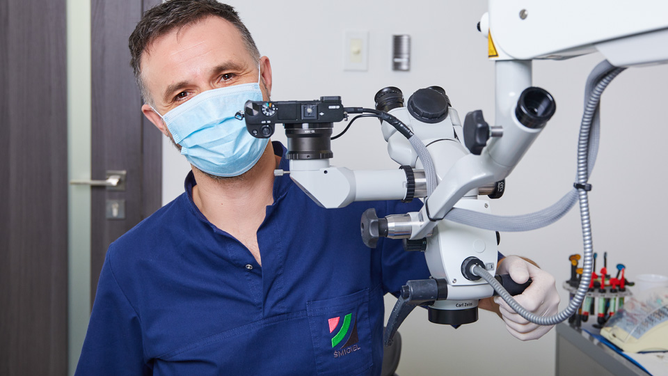 Mężczyzna przeprowadza leczenie endodontyczne na aparacie dentystycznym w Katowicach.