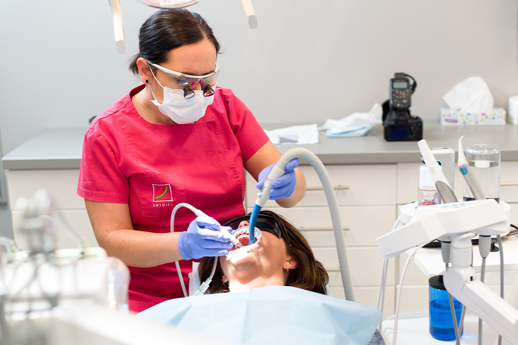 Kobieta poddawana higienizacji zębów w gabinecie stomatologicznym w Katowicach.