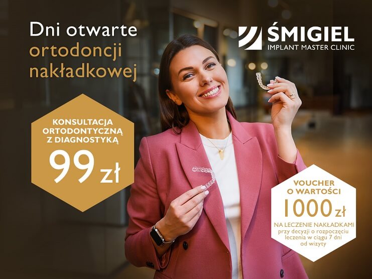 Kobieta w różowym blezerze trzyma przezroczyste nakładki i się uśmiecha. Reklama promuje konsultacje ortodontyczne za 99 zł i bon o wartości 1000 zł w klinice Śmigiel Implant Master Clinic.